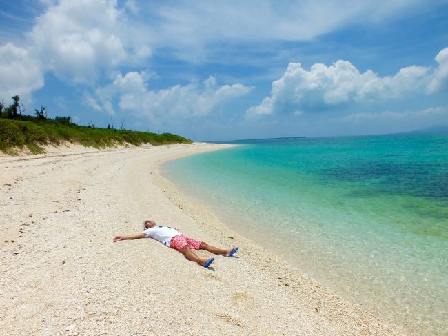 砂というよりも、サンゴが細かくなったものっぽくて、寝っ転がっても気持ちいい。<br />そして、うちらの他には誰もいない。
