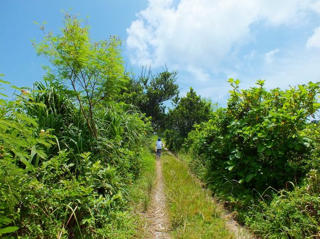 再び宿方面へ。<br />自転車では若干走りづらい道です。
