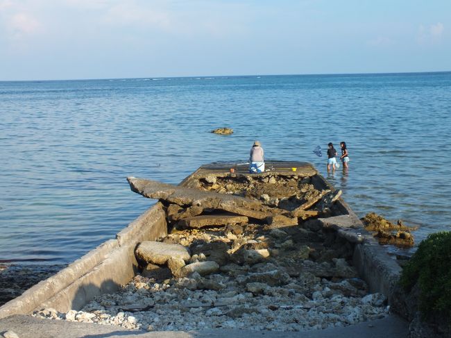 突き当たると、ボロボロの桟橋らしきものがあります。<br />しばらくすると、地元の方（お母さんと娘2人かな）が釣りにきました。<br />夕ごはんのおかずですかね。<br /><br />お腹空いたのでわれわれも宿へ戻ります。