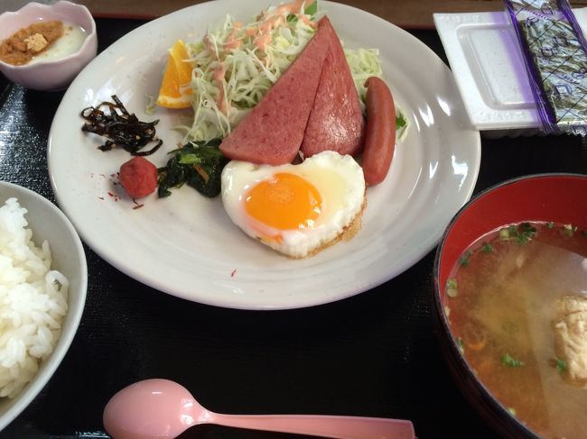 基本的に民宿あ〜ちゃんの朝ごはんはこんな感じ。目玉焼き、卵焼きはハート型（黒島の形？）のことがあります。