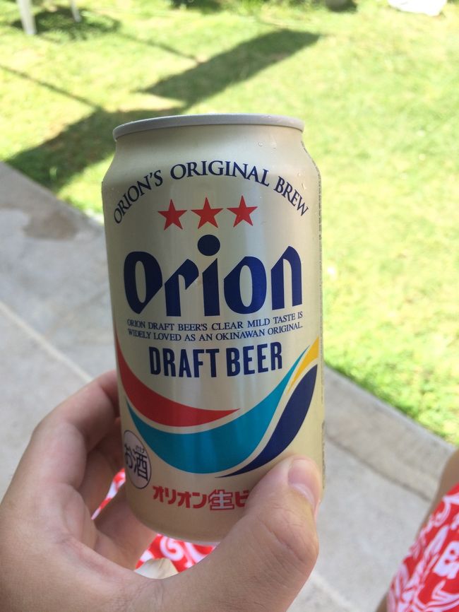 オリオンビールは缶の色がゴールドっぽくなりましたね。<br />持参したつまみなどで軽くお腹を満たしてから、港の方まで自転車で出かけることにします。