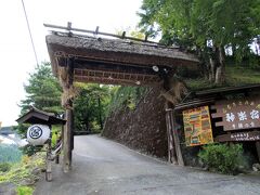 高千穂峡に到着し、まず昼食です。