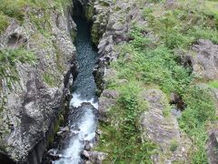 五ヶ瀬川に架かる神橋から見た高千穂峡