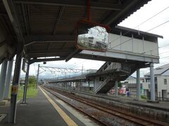 畝傍駅で乗り換え。うねび…読めず、アナウンスは音だけだし、ホームの細長表示はひらがなだしドキドキ。
階段しかありません。お年寄りの方が大変そうでした。