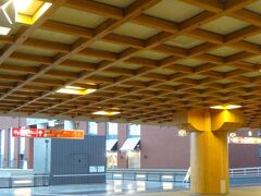 奈良駅の改札口を出て左をみるこの建物が日航ホテルです。