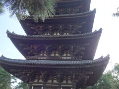 2016年8月26日（金）から10月10日（月・祝）の期間限定公開
五重塔に入ってから三重の塔に行ったのですが、流れとしては三重塔→五重塔が良かったと個人的に思いました。
国宝室町時代の本瓦葺の五重塔の中には、心柱を中心として四方に
西・阿弥陀如来に観音菩薩と勢至菩薩
北・弥勒如来に法苑林菩薩ほうおんりんぼさつと大妙相菩薩だいみょうそうぼさつ
東・薬師如来に日光菩薩に月光菩薩
南・釈迦如来に文殊菩薩と普賢菩薩
の仏像が並んでいて、入ってぐるっとまわったら出口にという一方通行。
これは見ごたえありました。
各層には水晶の小塔と経典が納められているそうです。