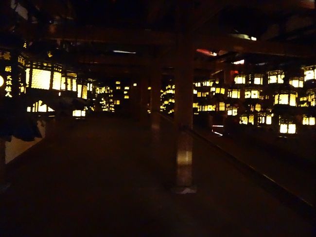 春日大社　万燈籠再現　藤波之屋<br />藤波之屋といっても屋号ではなく、江戸時代まで神職の詰所だった場所だったとか<br />三脚を使用しないなら撮影可能と書いてあったので映してみました<br />でもなんとなく暗くて怖い…入口に暗幕が張ってあり、中は真っ暗<br />その中いくつもの灯籠が、鏡効果によって倍増です