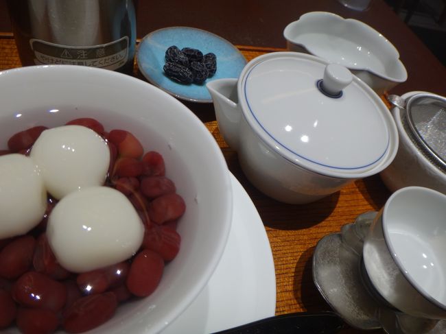 今回キャリーケース持ちなため窓側Ｅ席希望、たばこの煙嫌なので喫煙スペースのある号車は外して、などといろいろ細かい希望をもとに確保した列車の発車時間までの間しばし休憩<br />宝泉 JR新幹線京都駅店<br />お抹茶と生菓子と思ったけれど生菓子が一種類で好みの菓子ではなく<br />しょうがないので期間限定の冷やしぜんざいとたくさん飲めそうなお煎茶