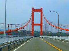 赤い平戸大橋を渡って平戸へ入ります

この橋がない昭和52年までは離島の平戸でした

２０１０年４月１日より通行料完全無料化になりました