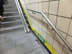 乙支路入口駅（&#51012;&#51648;&#47196;&#51077;&#44396;）で下車をします。
階段には自転車？を滑らせそうなスロープがありました。