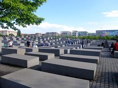ブランデンブルグ門のすぐ南には虐殺されたユダヤ人のための記念碑（ホロコースト記念碑）．

異なるサイズの立方体コンクリートブロックが並ぶ．
