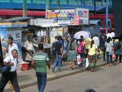 ペター地区 (コロンボ)は、旧市街と言うか下町ですね。
スリランカのどこでも見る小さな商店がズラリと並んで
トゥクトゥクが走り回っています。
トゥクトゥクに乗っている人を注意してよく見ると、
母親と子供が多く、どこかに出かけたり、買い物が多いのでしょうか？