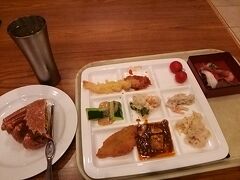 今日の宿は、洞爺湖万世閣ホテルレイクサイドテラスです。

夕食は、バイキングですが毛ガニ食べ放題でしたので、毛ガニ２杯を肴にハイボールで晩酌としました。!(^^)!
