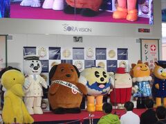 今まで海外旅行はスーツケースを使ってましたが、今回は行き先が行先なのでバックパックをアマゾンで購入。うまくいけば担がなくても済むようにキャリー付にしました。あまり大きいと大変かもってんでサイズは５７L。
今回もセントレアからスタートです。
