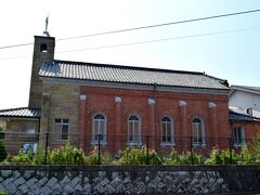 生月島にある「山田教会」
ここも鉄川与助氏の設計.施工によるロマネスク様式の教会

最近外観を手直しされたのか綺麗



