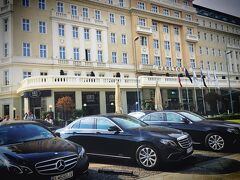 広場に高級車が。
EUの首脳が宿泊してるのでしょうか。
ラディソンブルーカールトンホテル
http://radisson-blu-carlton.bratislavacheaphotel.com/ja/