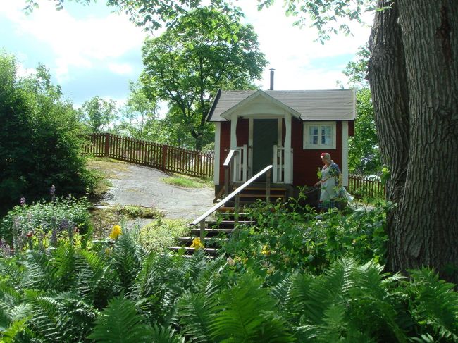 笑顔の女性は黄色と茶色の建物に出入りして何やら行ったり来たり働いていました。<br />いいなぁ。こんな場所ならお手伝いさせて。