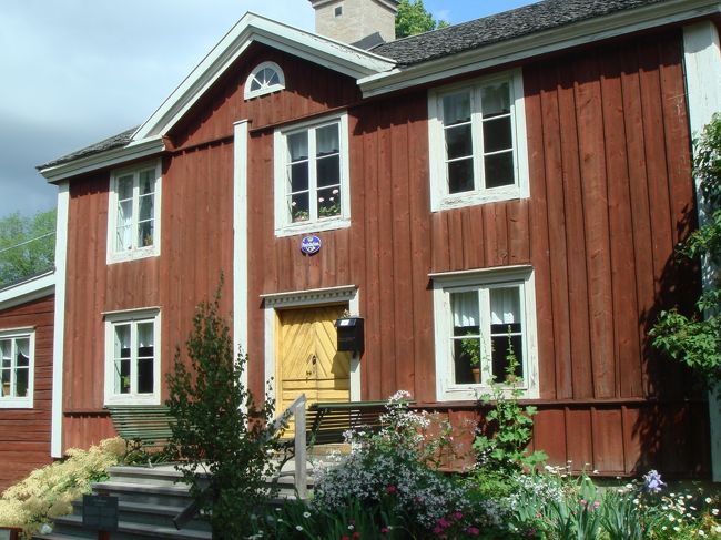 郵便局。普通に簡単な業務をしているようです。