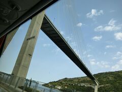 Lozicaとドブルヴニクの間に横たわる入り江に架けられた白いつり橋です。
アドリア海沿いを南下してくるとこの白い橋が見えてきますので、ドブロヴニクに入る目印になります。
橋がかけられる以前は入り江の両岸に渡し舟があったそうです。