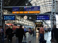 駅まですぐとはいえ、スーツケースを曳いてうろうろするのは避けたいので、朝食後、駅まで下見を兼ねてお散歩。
夏休み中ということもあり、大きな荷物を曳いた人々でにぎわっていました。予約した列車の出発ホームも変更になっていないことを確認しました。
前回フランクフルトに泊まったときは行かなかった駅の反対側（メッセに近い側）にも行ってみました。
泊まったホテル側に比べさびれた感じがしましたが、正面にチェーンのホテルが何軒か。ドレスデンで宿泊するインターシティホテルもありました。次回はこっちでもいいかなとも思いました。