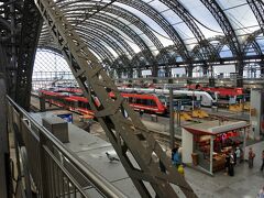 ドレスデン中央駅到着です。ＩＣＥのホームからＲＥ（中距離列車）のホームを見たところです。ＩＣＥと空港などに行くＳバーンのホームは１段高いところにあります。つまり、駅の両翼に１段高いホームがあります。Ｓバーン用のホームにはエスカレータがあるのですが、ＩＣＥのホームには階段しかない！！旅ははじまったばかり、ここで、スーツケースごと階段から落ちてしまったら、大けが間違いなし。せっかくの旅行が台無しに。と思うと、けっこう緊張しました。
でも、地元の人たちにとっては当たり前なのか、年配のご婦人方も平然と大きな荷物を持って降りていかれました。