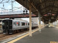 九州内の出張でも福岡からなら特急を使うことが多いですが
今回は快速と普通列車の旅です。

乗り換えの鳥栖駅にて。
今は少なくなった　ザ・国鉄　の駅です。