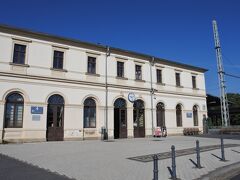 ここからザクセンスイスのバスタイまでバスがでています。有名なバスタイ橋はSバーンの最寄り駅から1時間ほどやまみちを登ったところにあります。体力に自信がないので行きはバスを利用することにしました。
ところで、ピルナ駅は新しく分譲した住宅地の中の駅のように駅前にバスロータリーがあるだけの簡素な駅です。到着したときには１０個近くあるバス停のどれからバスタイ行きのバスが出るのかわからず途方に暮れていると、ちょうどバスで到着した地元の年配のご婦人がどこに行くの？と声をかけてくださいました。「ドイツ語は少ししかできないんです。」と言うと、「大丈夫、大丈夫」とあいにく日曜日でバスの観光案内所も無人でしたが、掲示された時刻表を調べてバスタイ行きのバス停まで連れて行ってくださいました。「切符は持ってるの？まだ時間があるからトイレに行っておいた方がいいわよ。」とどこまでも親切なご婦人でした。こういうふれあいができるのもひとり旅のよさだと思いました。