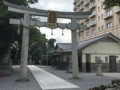 ホテルのすぐ脇に神社がありました。
「筑摩神社」で調べてみたら、とても歴史が古そうです。 

