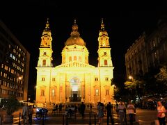 本当はダラダラしたかったけどせっかくなので夜景を見なくては・・・と出かけます。
屋上で少し肌寒くなってきたので部屋にコートを取りに行って着たけど厚着は私たちだけでした・苦笑

聖イシュトヴァーン教会へは歩いて1分のロケーション