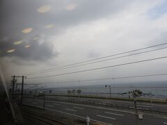 引き続き乗車し大分駅から日豊本線に入ります。
右手に別府湾を眺めながらの移動です。