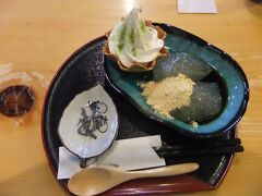 名物のくずもちと葛入りアイスクリームを食べてみます。美味しかったです。