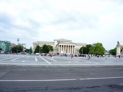 英雄広場

建国100年を記念したギリシャ神殿風の建物