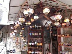 スターリ・モストを渡るとそこはバザールで、いろいろな店が軒を連ねていました。現地通貨のほかにユーロも使えるので、買い物に不便はありません。
ここはトルコ風ランプの専門店です。