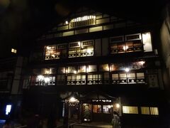 旅館でのお食事の後、銀山温泉の街をぶらぶらしました。