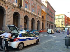 改札から階段を上がるともう国立考古学博物館への階段です。
手前にナポリのパトカーが停まっていました。