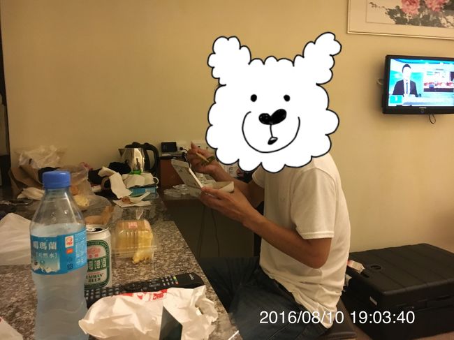 ホテルに戻って休憩、その後 ホテルそばの雙城夜市をぶらぶら。<br />コンビニで買い物、黄記滷肉飯で外帯。<br />メニューがないのでお弁当の写真を見せてルーロー飯に野菜3種を指差し注文。<br /><br />1日目 終了。