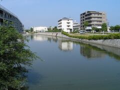 相引川・・・合戦当時は屋島と本土との間の海峡で、赤牛崎付近が浅瀬だった。干潮時、東西に海水が引くことから、浜辺は「相引の浜」と呼ばれたが、源平合戦の決着がなかなかつかず、「相引いた」から、という由来説もある。