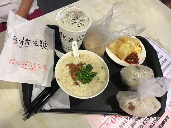 2日目<br /><br />地下鉄で移動。民権西路 9出口 → 台北 → 善導寺 5出口すぐの阜杭豆漿 / フーハンドウジャン（5:30～12:00）へ。<br />小雨の為か階段下が最後尾。<br />注文したいものを紙に書いて用意。<br />鹹豆漿、冰豆漿、薄餅夾蛋、蛋餅、飯團（米へんに團）×2、甜酥餅<br />