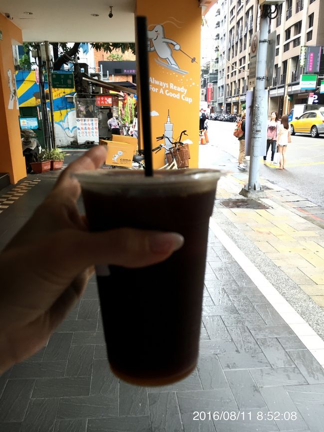 ホテルヘ戻って近くを散歩。コーヒー屋さんでアイスコーヒーをテイクアウト。<br />中 40元  大 55元。