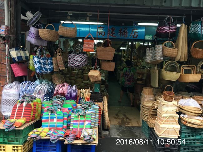 ホテルで休憩した後、迪化街へ。<br /><br />夏樹甜品で休憩と思ったけど人が多くて断念。<br /><br />こちらのお店で籠とネットバックを買いました。