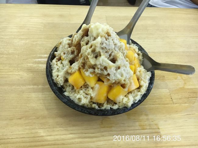 マンゴーかき氷 100元 （1元 3.4円）<br />量たっぷり。氷の中にもマンゴーがゴロゴロ入っていて美味しい！<br /><br /> 3人で食べてちょうど良い大きさ。<br /><br />