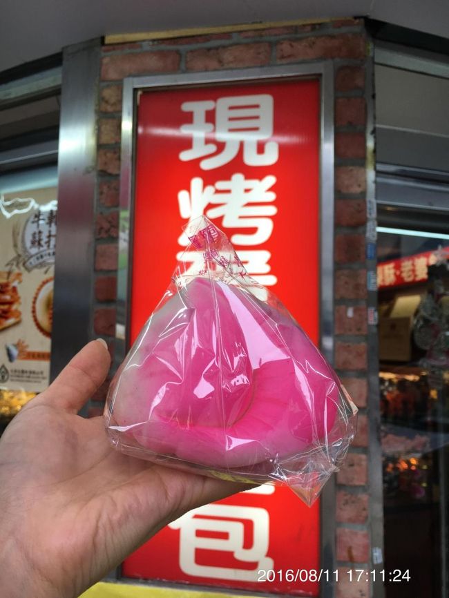 かき氷を食べた後はすぐ近くの大普美蛋糕へ。<br />前回パイナップルケーキ、エッグタルトを買って美味しかったのでまた買いにきました。<br />写真は娘が買った桃まん。