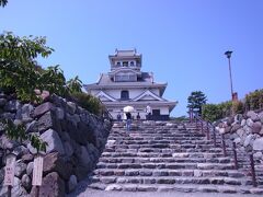 お宿をチェックアウトして、
豊公園内にある「長浜市長浜城歴史博物館」へ行ってきました。
こちらのお城が博物館ですが、
秀吉が築城した長浜城を想定して、昭和58年に建てられたものだそうです。

ちょうど特別展「石田三成と西軍の関ヶ原合戦」をやっていたので、
三成好きのわたしには嬉しい限り♪
三成自筆の書状も見れましたし！
と言っても、何が書いてあるか全く解らず、
ミミズがのたくったようにしか見えませんでした・・・

展示品の多くはいろんな武将の方々が書いた書状だったのですが、
中でも今回の目玉は、近年発見されたばかりの三成家臣島左近の書状とのこと！
ありがたく拝見してきました。

そして、多くの書状の中で国宝が一つ！
ちょっと記憶が曖昧ですが、
確か三成の父、石田正継から上杉景勝に宛てた書状で、
内容は、節句のお祝いのお礼と、大阪城の普請の様子のお知らせ
と、いったものだったと思います。
お二人とも戦国時代ではちょっとマイナーな方々ですし、
内容もこれと言って重要ではなさそうですし、
どうして国宝？？と。
調べてみると、「上杉家文書」と言うのが国宝になっているので、
たぶんその文書の一つかと思いました。