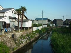 レストランに戻り夕食♪
川の左側にある建物がお目当てのレストラン「長濱浪漫ビール」。
昔の米蔵を改築したものだそうです。
そして、この川は米川。
長浜城の外堀でもあったそうです。

お店の中は、開店したばかりだというのにほぼ満席。
地ビールのなんと生ビールをいただきましたが、
これまで飲んだビールの中で、
一二を争うくらい美味しいビールでした！
また、自転車で走った後だけに格別～～～♪

夕食後は、駅前の「モンデクール長浜」でまたお土産を購入♪
鮒寿司を食べたことがなかったので、
どうしても買いたかった！

最後に、長浜はあまり知られていない町だと思っていたのですが、
わたしが訪れた日は、観光客がいっぱいでちょっとびっくりでした。
でも、戦国時代の名所スポットも多く、
江戸時代から明治時代にかけての古い建物も残り、
とても昔なららの懐かしい雰囲気を残し趣の漂う街で、
わたしはとても気に入ってしまいました。

まだまだ見たい名所形跡も多いので、再訪したいと思っています。