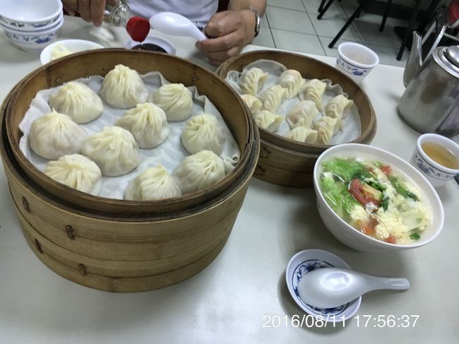 瓶ビール、小籠包 2 、エビ蒸し餃子、卵スープ、豆沙小包（こしあん）を頼んで800元程。<br />1つ1つが大きくてスープもたっぷりで、頼みすぎた感あり。 <br />次回はビール、小籠包、チャーハン、豆沙小包かな。