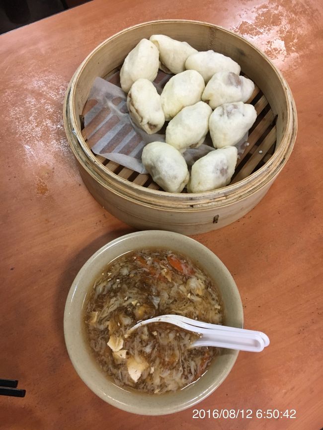 3日目<br /><br />圓山老崔蒸包（6:00～13:00 ）<br />蒸包10個 85元<br />奥のワゴンにある調味料を各自各々取りに行きしばらく待つとほかほかの蒸包が。<br />美味しい。