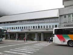 ２０分で扇沢駅に到着。

標高１４３３mで、すでに高原の雰囲気で涼しい。
息子がウィンドブレーカーを持ってこなかったことに気づき、駅の売店で安いウィンドブレーカーを買ってあげようとしましたが、いらないと固辞される。
あとで絶対に寒くなるから･･･。（この予想は当たった）