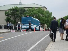 平和記念公園へ向かう途中の元安橋では警察官による検問所が設けてあります。（小生が見た限りでは橋を渡る車は検問を受けていませんでした）