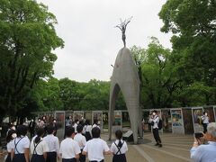 元安橋を渡ると「原爆の子の像」があります。

小生が30年前に修学旅行で訪れたときも「原爆の子の像」で犠牲になられた方へのご冥福と平和への願い込めた千羽鶴を納めました。
