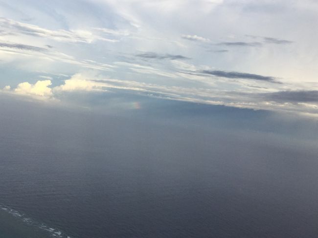 蹴りの飛行機から  小さな虹が見えました。<br />写真だとわからないですね。